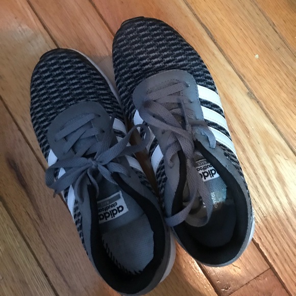 Tennis shoes - Picture 3 of 3